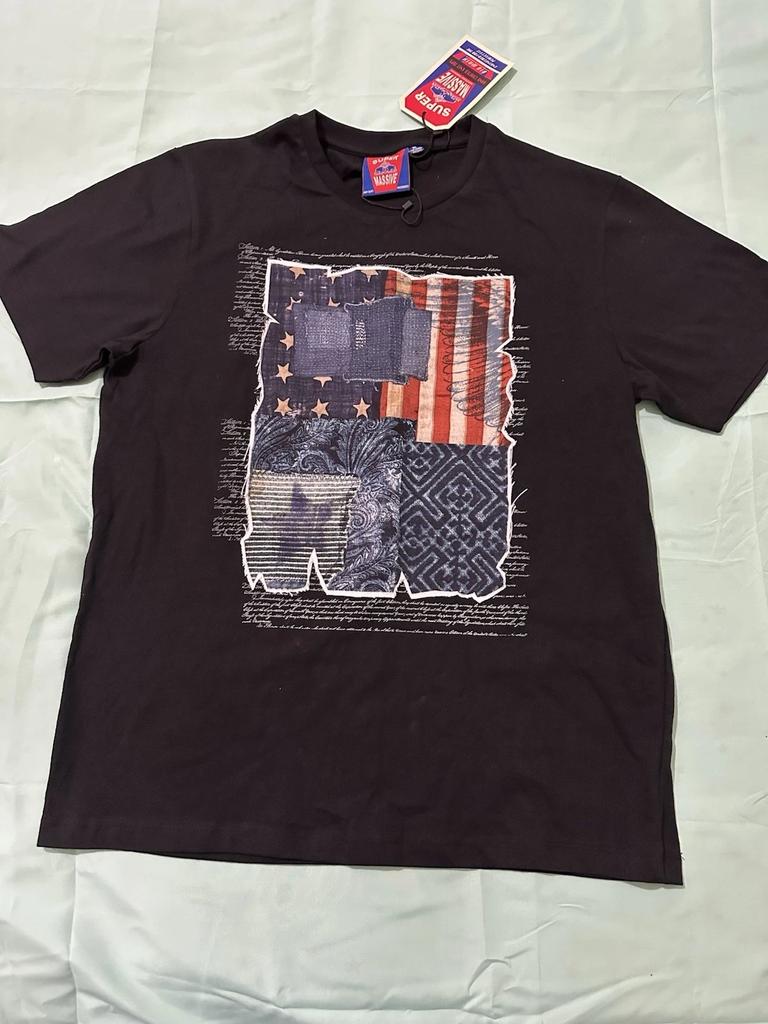 Черная футболка с графическим принтом в стиле distressed patchwork, напоминающим флаг США