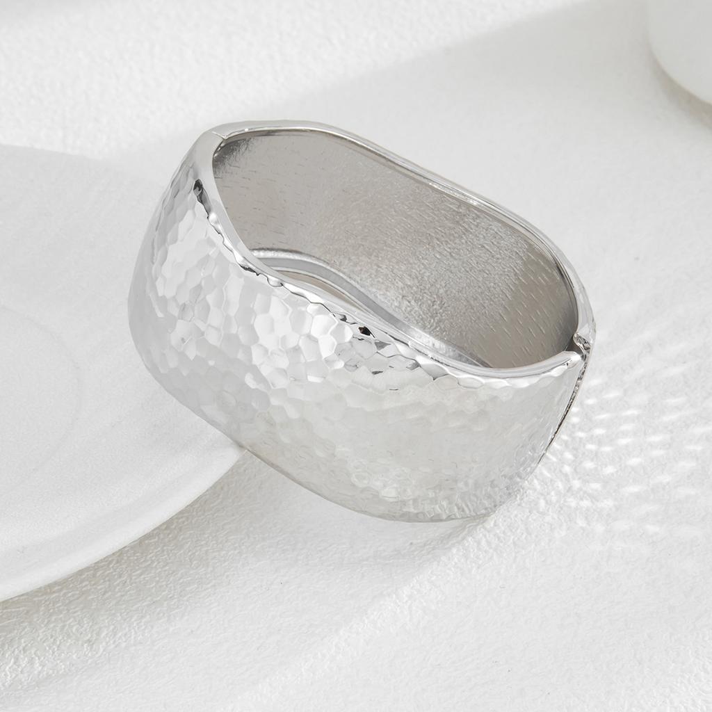 Jewelry 2025 New Alloy Bracelet Women's High Color Retention Electroplating Hammer Pattern Bracelet