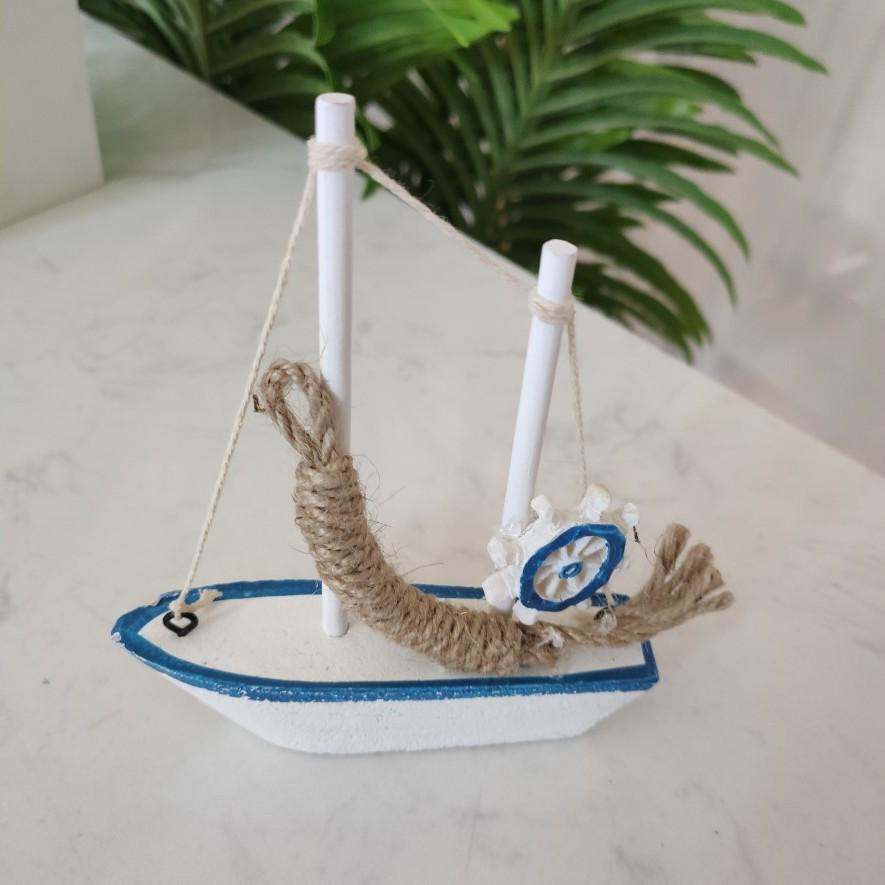 Mediterranean Wooden Sailboat Model with Cotton Rope Net - Mini Desktop Ornament & Photo Prop