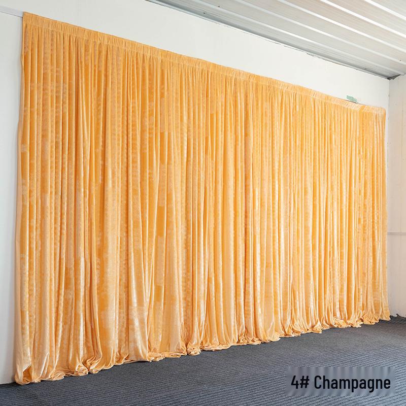 Золотой и черный бархатный свадебный фон с красными марлевыми драпировками