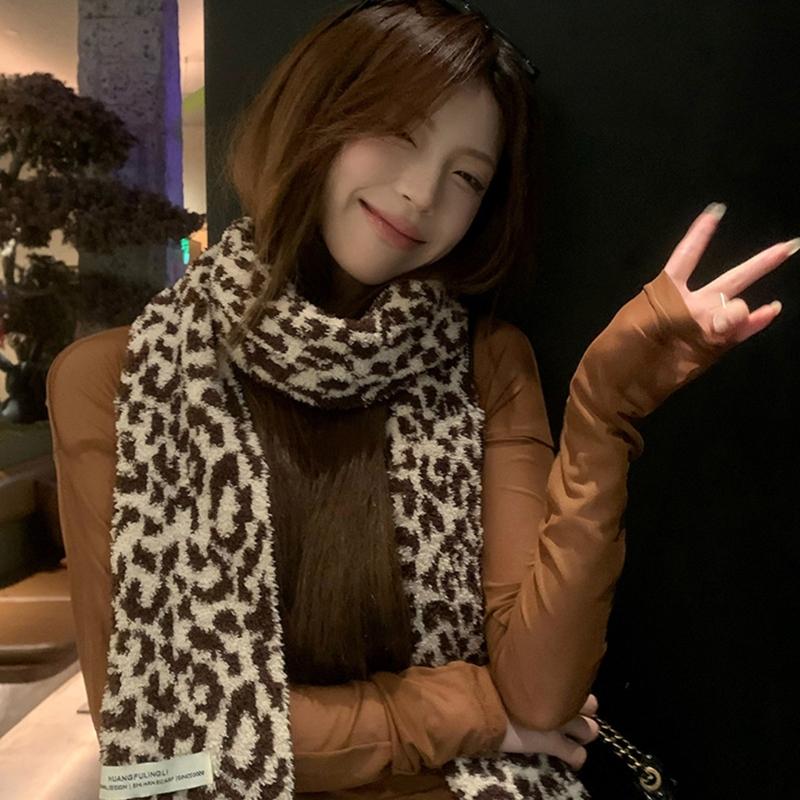 Leopards Print Plush Scarf Soft And Warm Neckerchief Fashionable Winter Scarves Suitable for Skiing and Camping