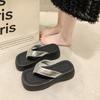 Повседневные шлепанцы на толстой подошве с защипами и ношением кексов 2024 года, летняя новая мода, французские пляжные классные тапочки для женщин