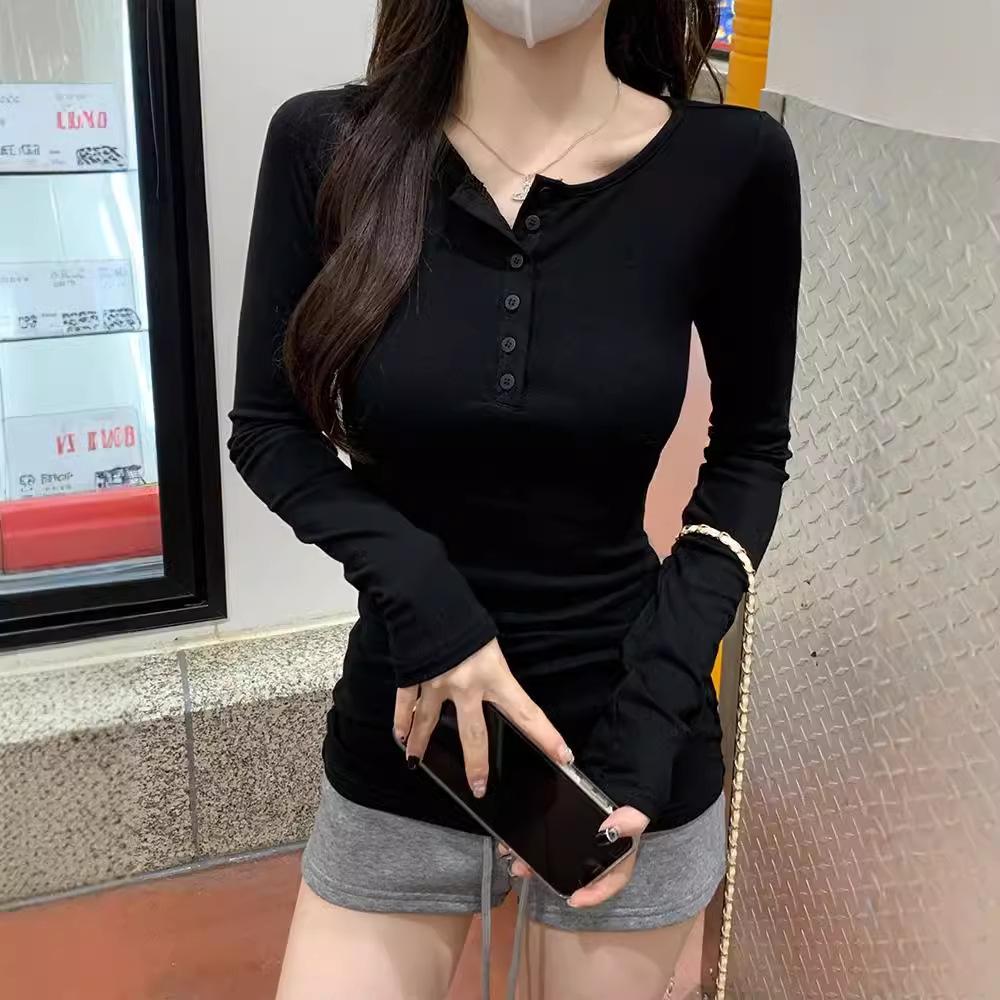 Изогнутая чистая новая футболка с полуоткрытым воротником и пуговицами, с длинными рукавами для женщин, тонкая базовая рубашка, топ на плечах