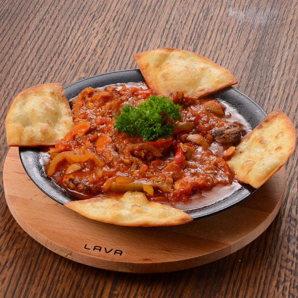 Lava Чугунные круглые сервировочные тарелки и миски. С деревянным диском диаметром. Ø 21см.