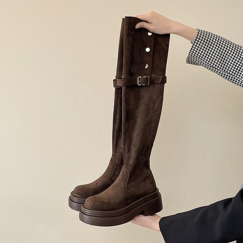 Два носят сложенные ботинки на толстой подошве детские весна и зима 2025 новые ботинки-рыцари до колена на толстом каблуке