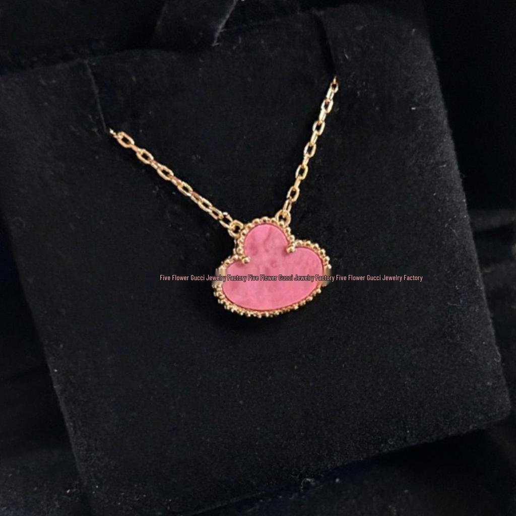 Ожерелье «Четырехлистный клевер» Van Cleef: Золотой кулон с дизайном в виде пяти цветков, с белым перламутром, красным агатом и бриллиантом для женщин.