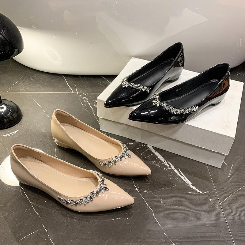 Французская потрясающая красота не устающие ноги одинарная обувь женская 2025 супер огонь новый темперамент остроносые на плоской подошве обувь с перегрузкой черная легкая обувь с открытым верхом