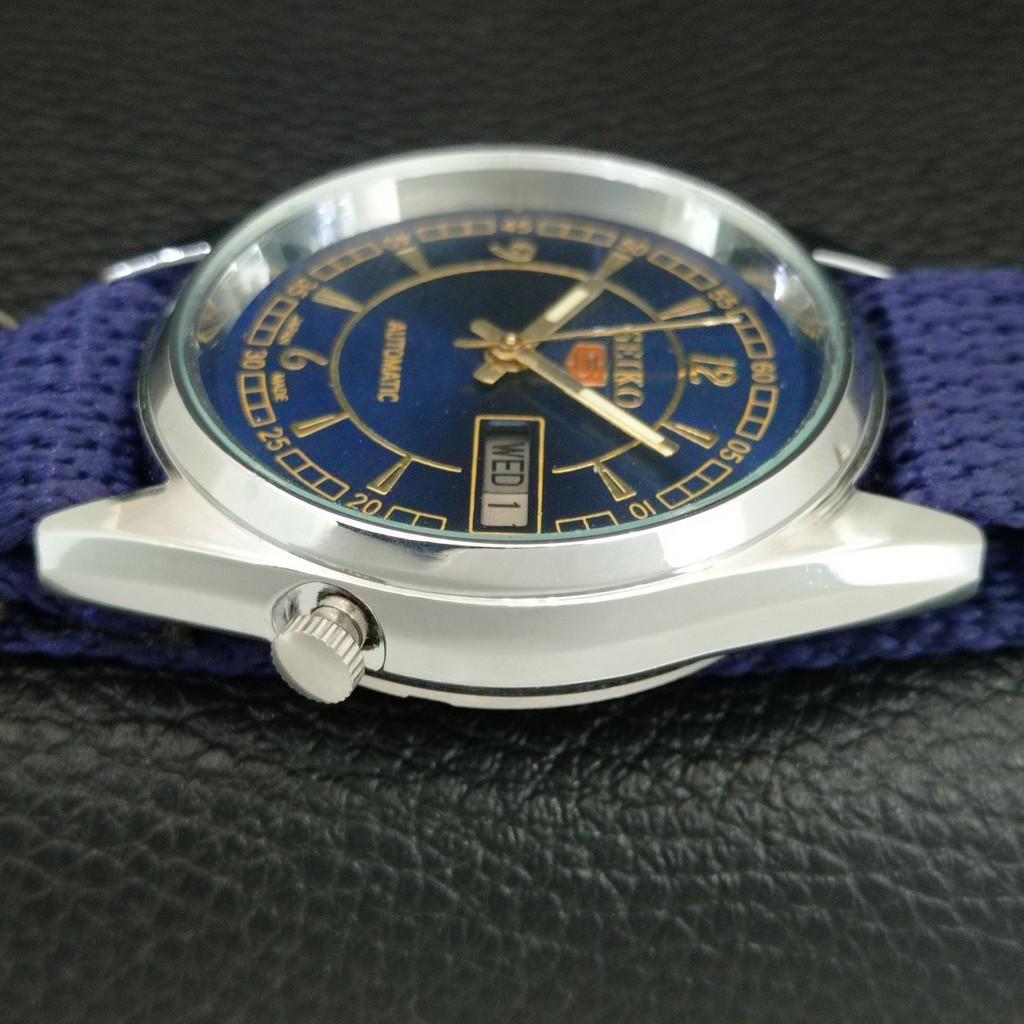 ЯПОНСКИЕ ВИНТАЖНЫЕ ОТРЕМОНТИРОВАННЫЕ АВТОМАТИЧЕСКИЕ МУЖСКИЕ ЧАСЫ SEIKO 5 7009A С СИННИМ ЦИФЕРБЛАТОМ a445827-1