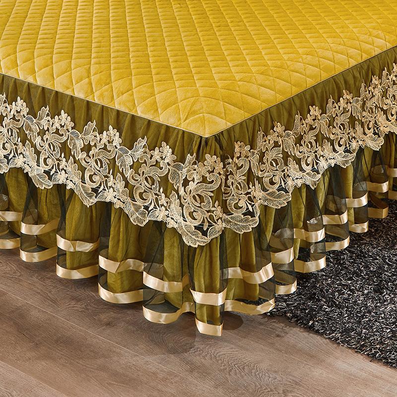 Роскошное золотисто-желтое бархатное покрывало с кружевными оборками, стеганая юбка с вышивкой, наматрасник, простыня, наволочки