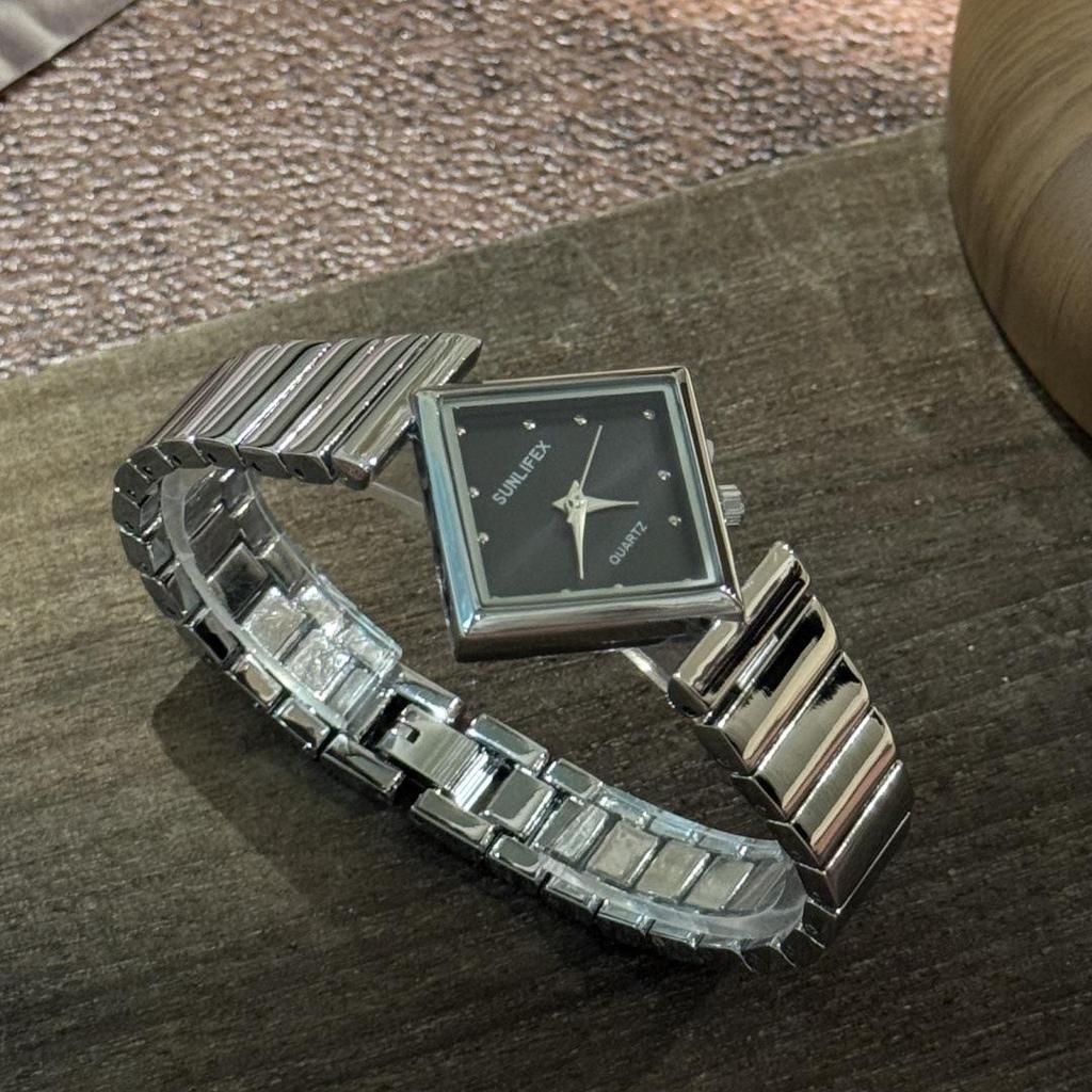 Женские кварцевые часы SUNLIFEX из нержавеющей стали золотого цвета, с неправильным ромбовидным корпусом и бамбуковым браслетом