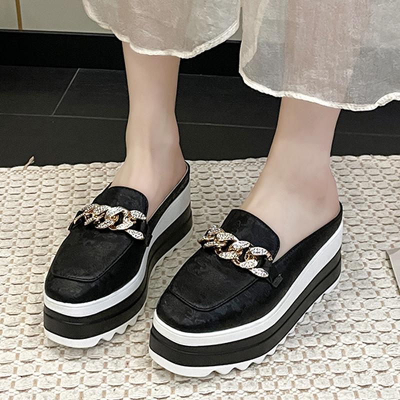 Модные женские мюли на толстой платформе с металлическим декором из цепочки 2024 года, летние женские тапочки на толстой подошве с закрытым носком, повседневные шлепанцы