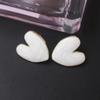 Милые серьги-гвоздики с белой эмалью в форме сердца для женщин, корейские модные серьги «Любовь», случайная текстура, золотые металлические украшения для ушей, подарок для девочек
