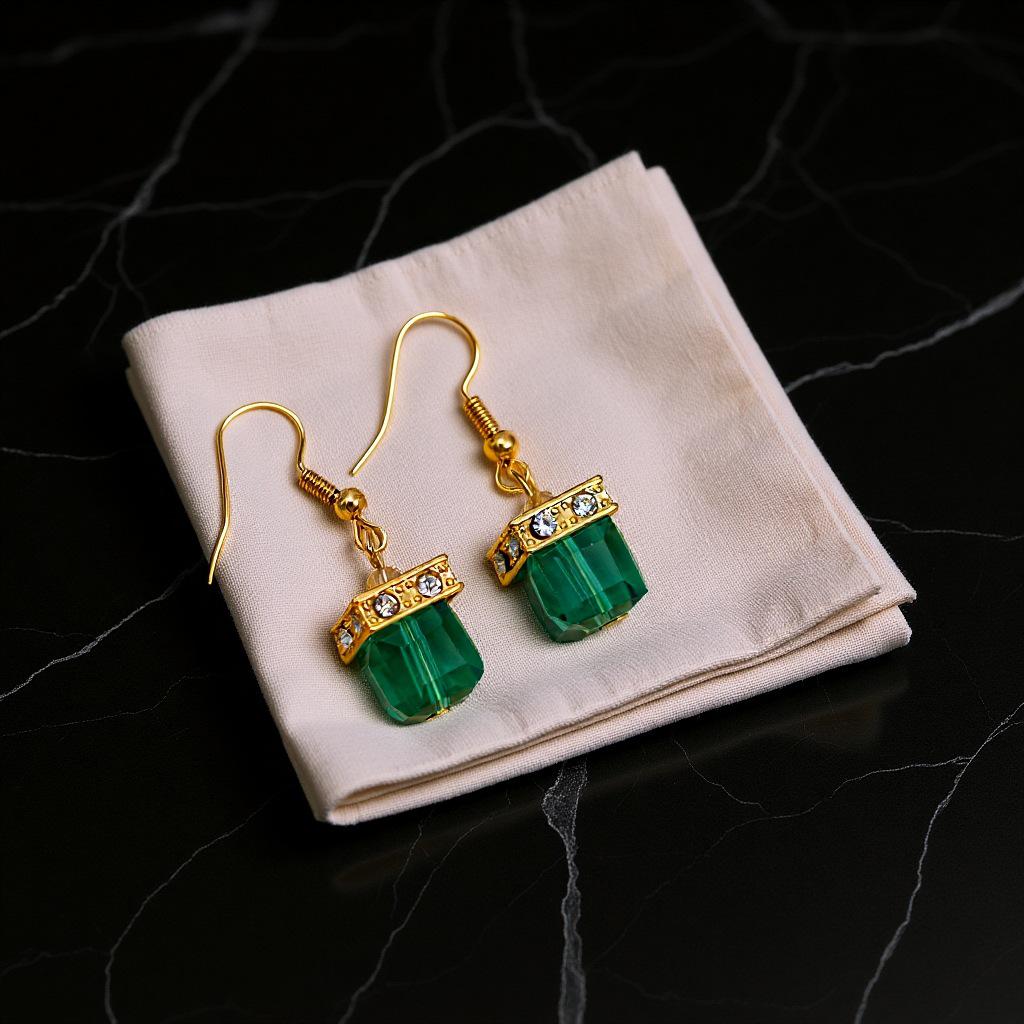 Зеленые Кристаллические Серьги-Гвоздики с Подвесками в Форме Кубиков Перидота