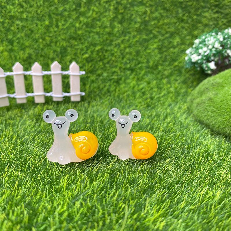 2Pcs Glowing Mini Snails Miniature Moss Micro Landscape Decoration Glow In The Dark Snails Figurines Fairy Garden Accessories