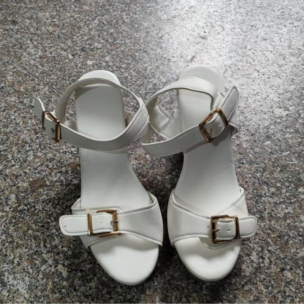 Модные весенне-летние 2025 сандалии нового стиля с ремешками на пуговицах и заклепках, водонепроницаемые сандалии на танкетке с вырезом fishmouth и строчкой в стиле тролли для женщин