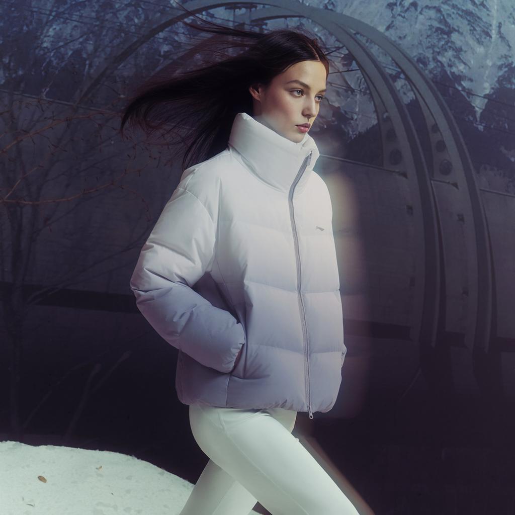 Li-Ning Серия Фитнес Ветрозащитная Водоотталкивающая Куртка Пуховик Женская Куртка с Коротким Воротником-стойкой с Градиентным Логотипом AYMV396-8