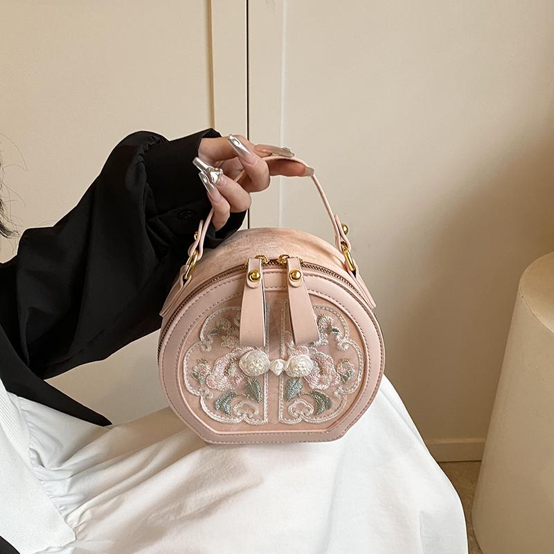 Красиво вышитая сумка-клатч на одно плечо подчеркнет ваш темперамент и стиль.