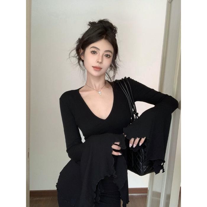 Осенняя футболка с V-образным вырезом и расклешенными рукавами для женщин