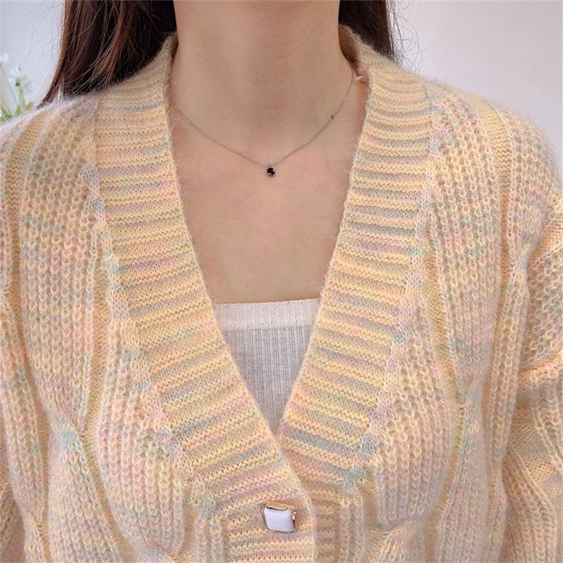 Женский кардиган крупной вязки с V-образным вырезом на осень 2024 года