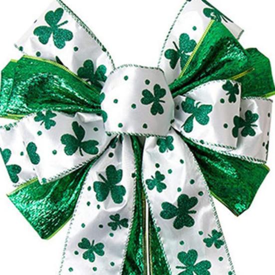 Улица. Бант ко Дню Святого Патрика, большой белый зеленый блестящий бант-клевер, ирландский праздничный декор, бант-узел для венка, верхушки дерева, входной двери