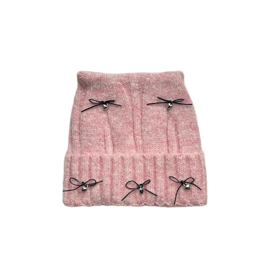 Вязаная шапка с кошачьими ушками на осень/зиму 2025 - Теплая и универсальная, с дизайном в виде банта, который подчеркивает лицо