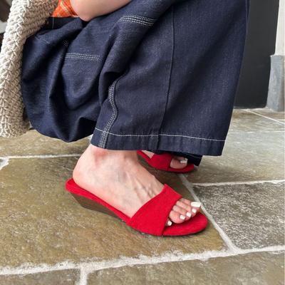 2025 новый французский минималистичный стиль, танкетка, шлепанцы на одном ремешке, женские летние, для повседневной носки, на низком каблуке, маленькие сандалии