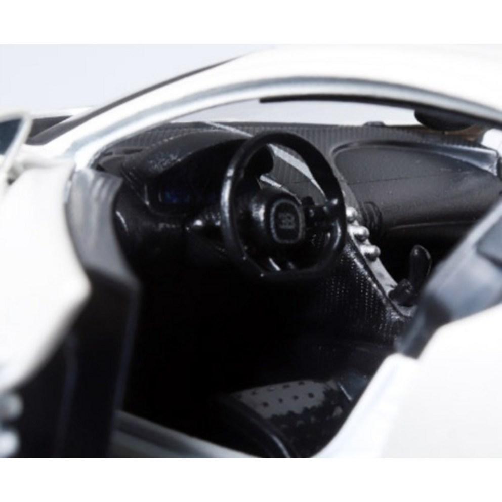 Maisto 1:24 Bugatti Divo Diecast Model Car, White