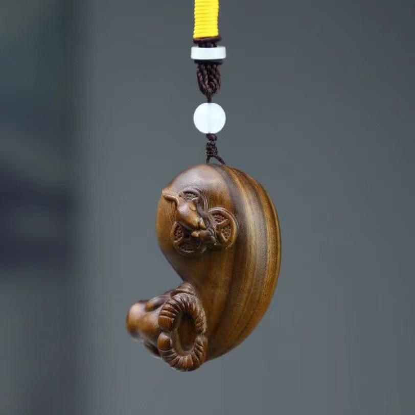 Green Sandalwood Turtle Shell Handheld Ornament: Exquisite Wooden Craft, Playable Collectible Gift.