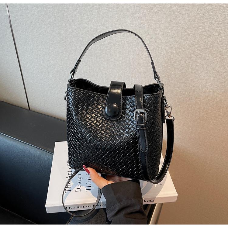 New Woven Bucket Bag, Large-capacity Fashionable Weaving, Simple Contrasting Color, Shoulder Bag, Messenger Bag.