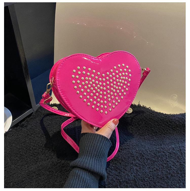 Сумка-конверт с заклепками в форме персикового сердца, маленькая женская сумка, весна 2025, новая модная женская сумка через плечо, лакированная сумка-мессенджер