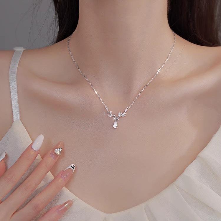 Ожерелье с каплями воды в виде лавра для женщин, новый легкий роскошный нишевый дизайн, модная и универсальная цепочка на ключицу в виде листа