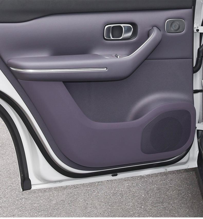 Leapmotor C10 Door Kick Pad: Anti-Scratch, Wear-Resistant Leather Interior Protector.