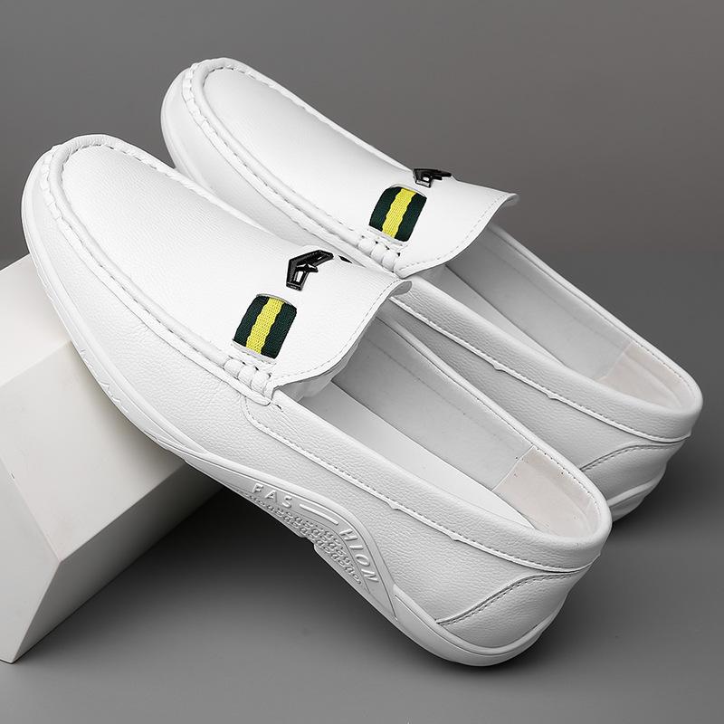 Новые туфли для мужчин Кожаные повседневные туфли Весна Лето Белые туфли на плоской подошве Молодежные уличные легкие классные мокасины без застежек
