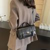 Ретро нишевая сумка женская 2025 новая мода и простая сумка для поездок на работу, высококлассная сумка через плечо с замком
