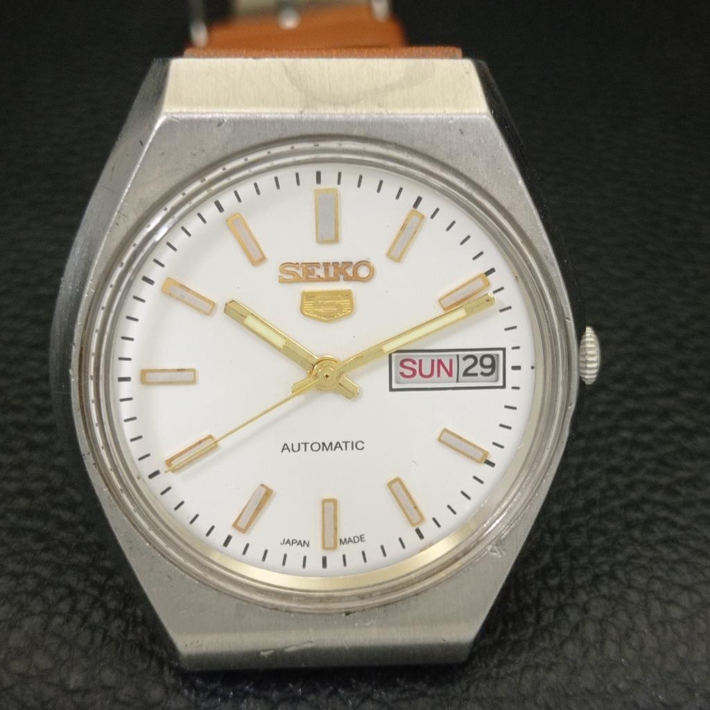 JAPAN VINTAGE SEIKO 5 AUTOMATIC MENS WHITE COLOR DIAL WATCH A701489-5 R206b-a701489
