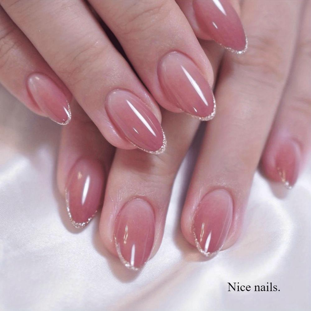 Обновите свой образ с помощью овального модного маникюра с постепенным изменением формы и блестками, который подойдет для вечеринок, танцев и повседневной носки