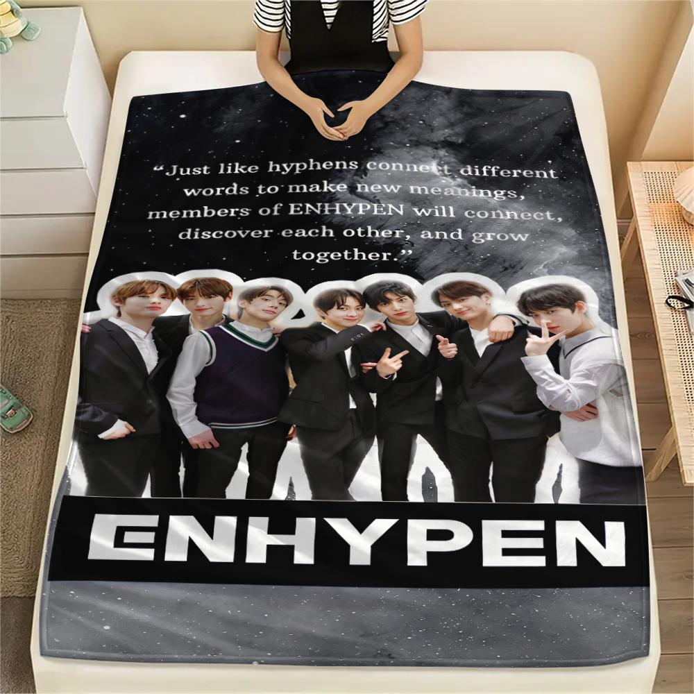 1 шт. Фланелевое одеяло с принтом Enhypen, Высококачественное, для всех сезонов, Декор для дома, Тепло и уют, Идеально для рождественских подарков