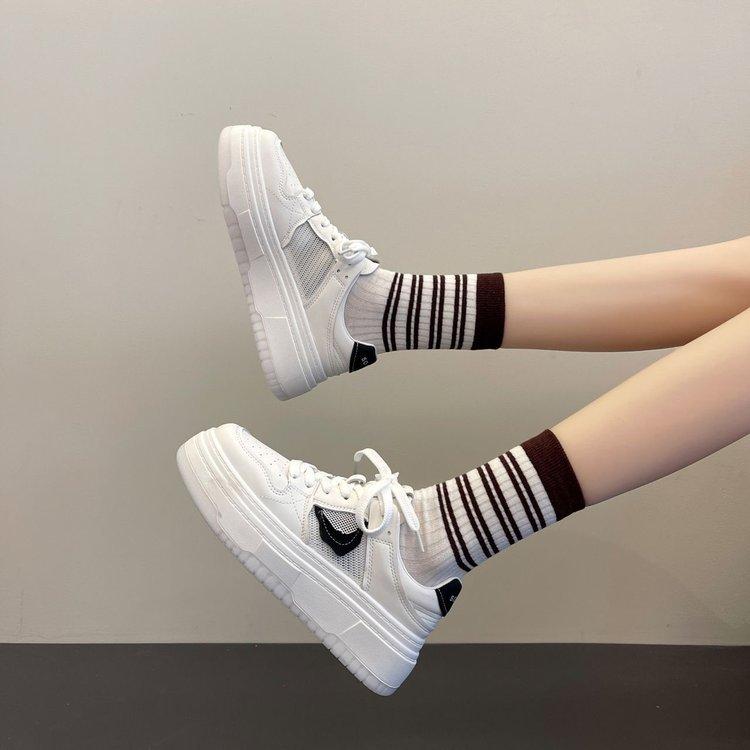 2025 весна и лето новые маленькие белые туфли женские студенческие на шнуровке корейская версия платформа повседневные спортивные туфли женские низкие плоская подошва