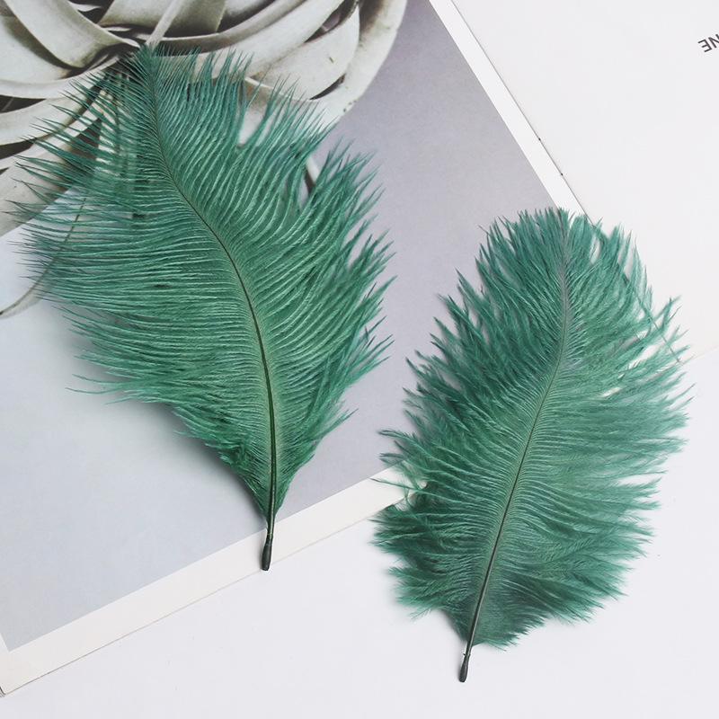 Большие страусиные перья 15-20 см для свадебных композиций и сценического реквизита