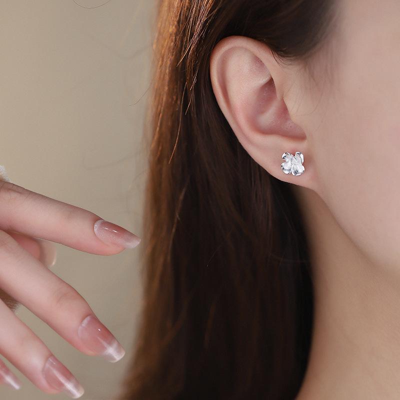 Серьги с лепестками и цветами для женщин с изысканными осенними и зимними сладкими и свежими украшениями для прокалывания ушей