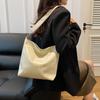 Повседневная контрастная цветная сшивка большой емкости 2024 ретро осень новая простая иностранная текстура сумка через плечо подмышкой