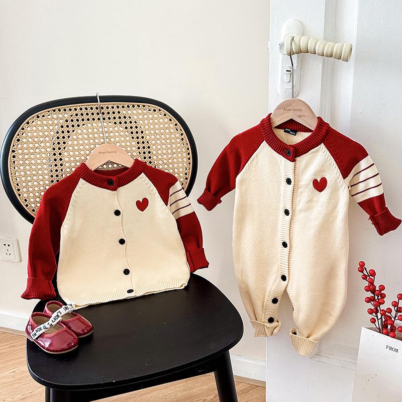 Семейный вязаный свитер-кардиган Осень/Зима 2025: Дизайн «Сердце любви» для семьи из трех человек для фотографий в полнолуние.