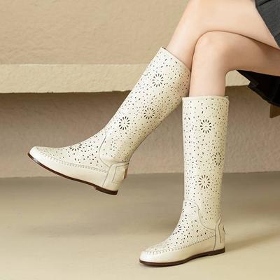 Krazing Pot Кожа спилка коровы Круглый носок Размер 43 Увеличение Летние сапоги Мода Цветы Полые украшения Осенние сапоги Ботфорты