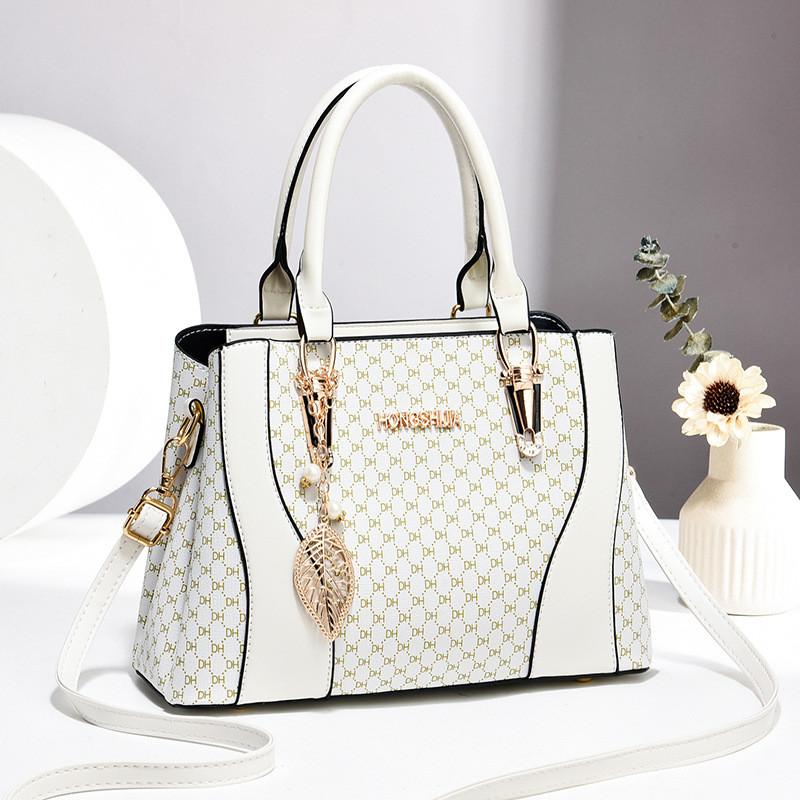 Elegant Fashionable Shoulder Bag For Women With Spacious Interior And Trendy Stitching