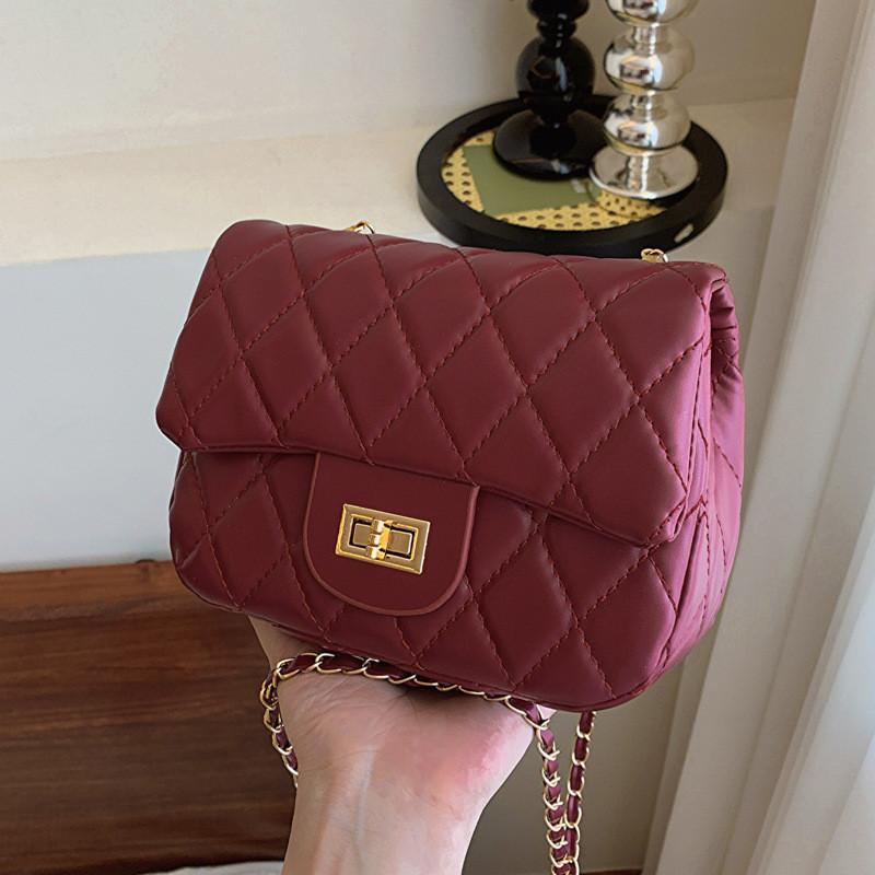 Новая корейская сумка через плечо в стиле casual chic с цепочкой и ромбовидным узором, весна 2024