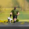 Смоляная модель в масштабе 1:64, изображающая мужчину, гуляющего со своей собакой. Миниатюрная фигурка для поделок и коллекционных витрин.
