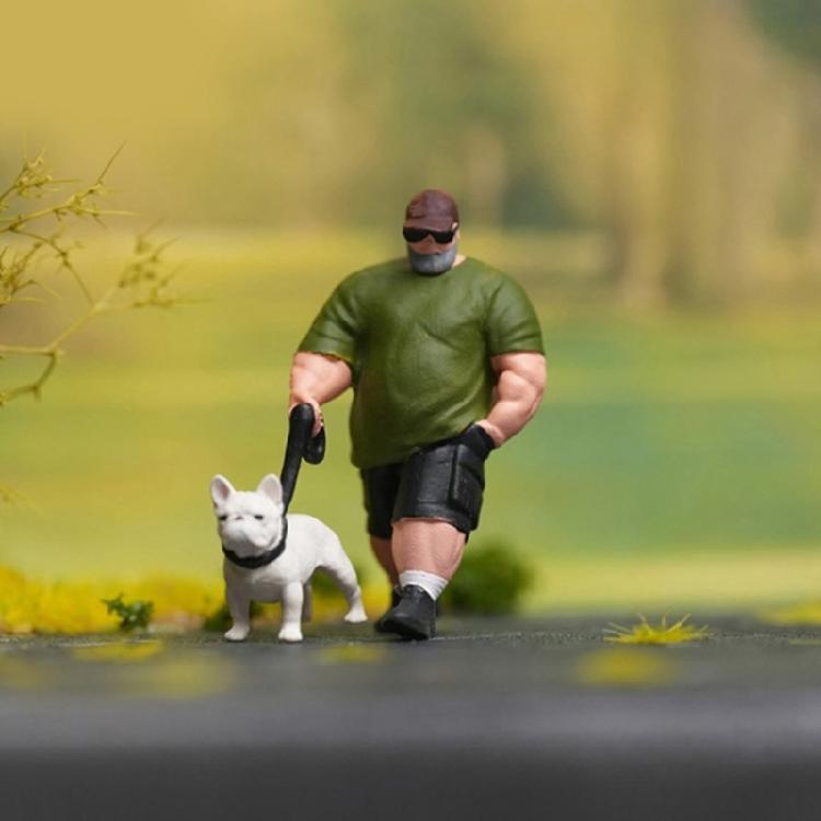 Смоляная модель в масштабе 1:64, изображающая мужчину, гуляющего со своей собакой. Миниатюрная фигурка для поделок и коллекционных витрин.