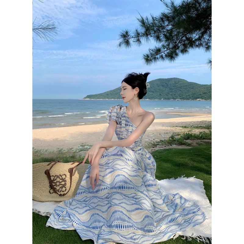 Летние женские длинные платья без рукавов с висячим вырезом и без бретелек на берегу моря