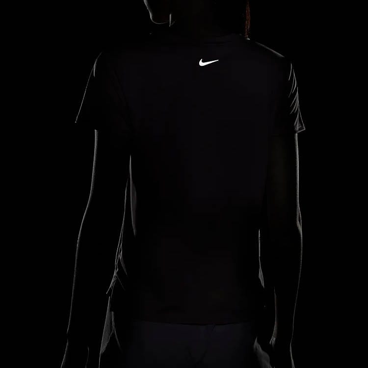 Nike Женские футболки Розовые С круглым вырезом Умеренный Прямой крой DR7570-630