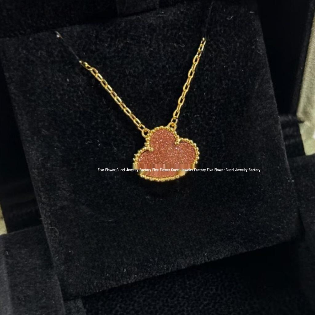 Ожерелье «Четырехлистный клевер» Van Cleef: Золотой кулон с дизайном в виде пяти цветков, с белым перламутром, красным агатом и бриллиантом для женщин.